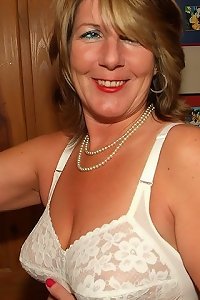 esposa tetona girando su culo en la habitaciÃ³n