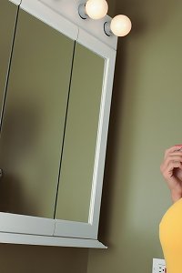 una mamÃ¡ sexy en medias toma una enorme polla por su garganta y se la follan