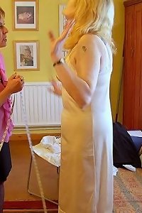 una mujer morena es follada por una gran polla