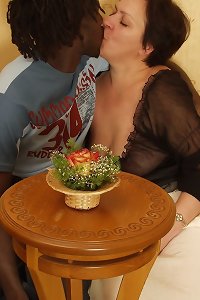 mujeres mayores chupando la polla y follando a su hombre