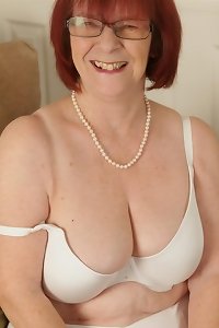 seÃ±ora se divierte en la cama se la follan por primera vez