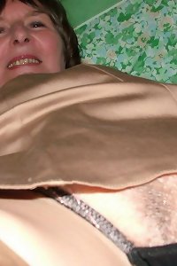 una mujer tiene una gran polla masculina y se la chupa en la boca